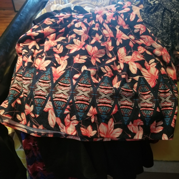 LuLaRoe Amelia. Blue background w/pink flowers. M. - Picture 3 of 4